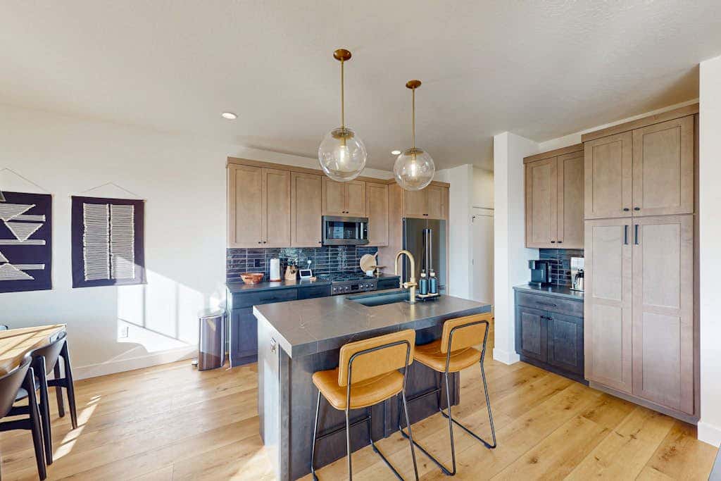 New Home with panoramic views, office loft & private hot tub