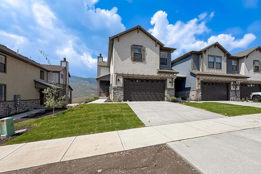 New Home with panoramic views, office loft & private hot tub