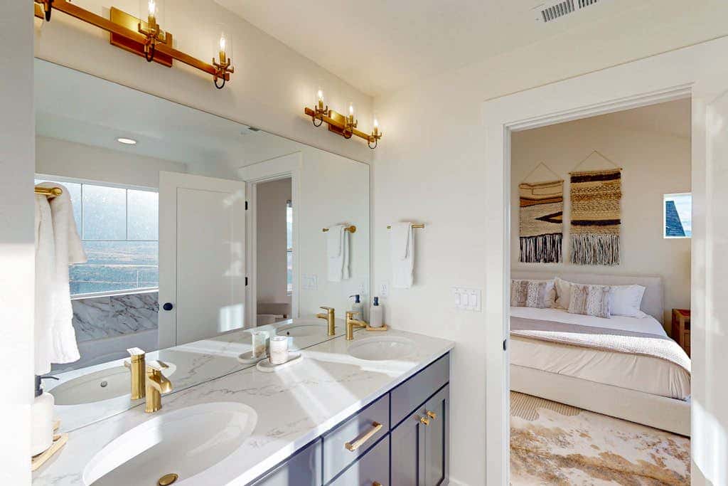New Home with panoramic views, office loft & private hot tub