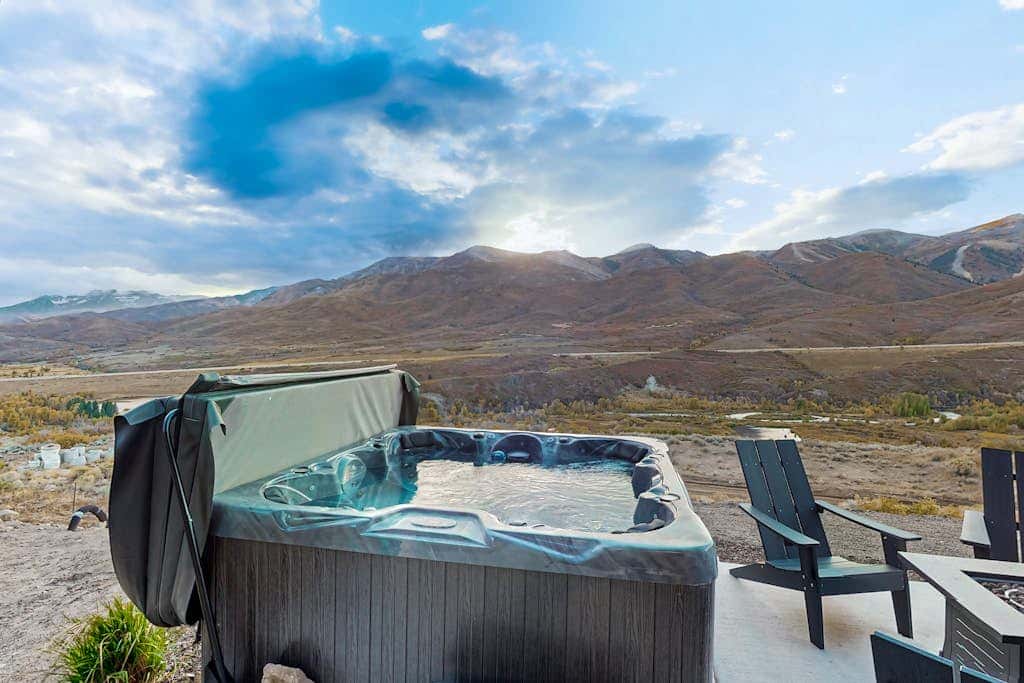 New Home with panoramic views, office loft & private hot tub