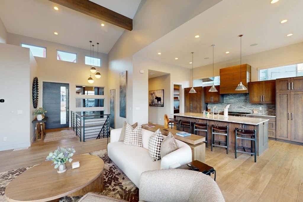 Modern Mountain Home with beautiful views, hot tub & private sauna