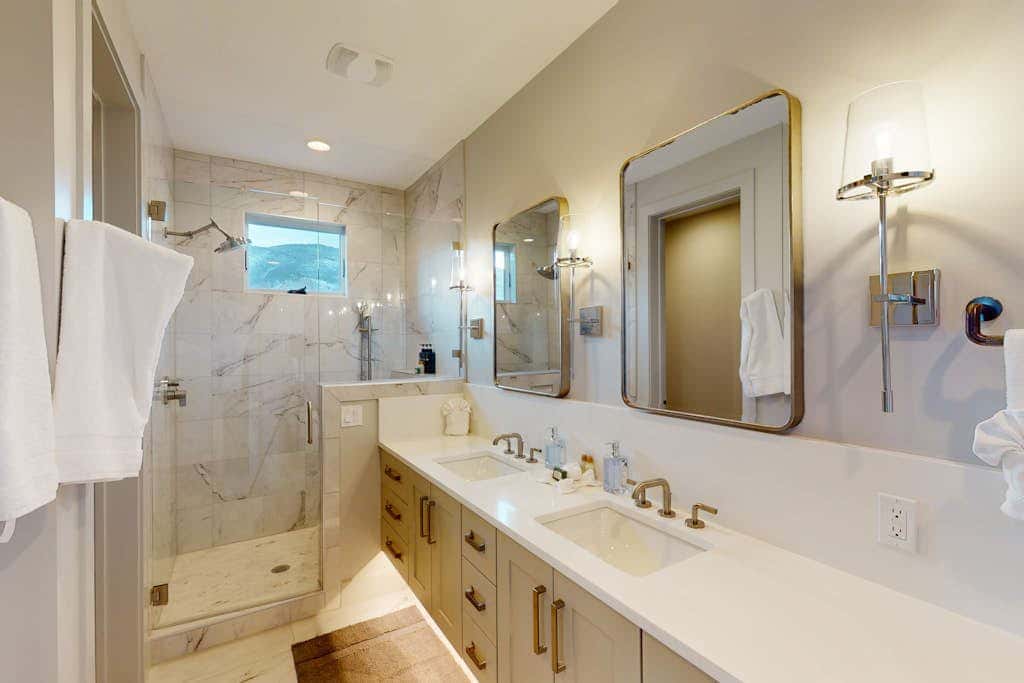 Modern Mountain Home with beautiful views, hot tub & private sauna