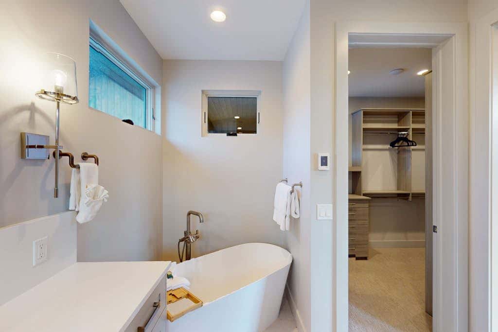 Modern Mountain Home with beautiful views, hot tub & private sauna