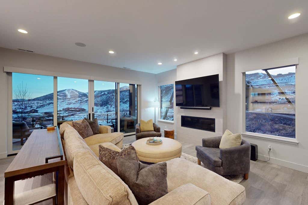 Modern Mountain Home with beautiful views, hot tub & private sauna