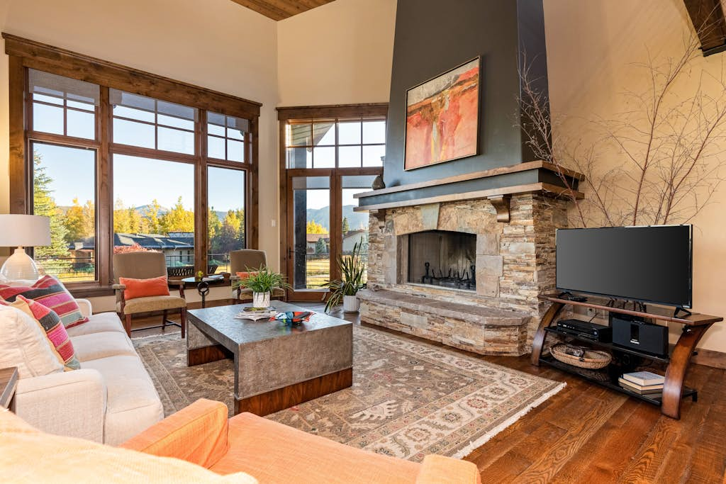 Luxury townhome on the golf course with 3 fireplaces, gas grill, & great view