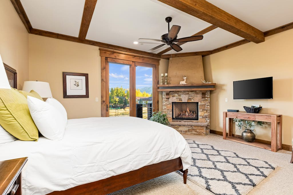 Luxury townhome on the golf course with 3 fireplaces, gas grill, & great view