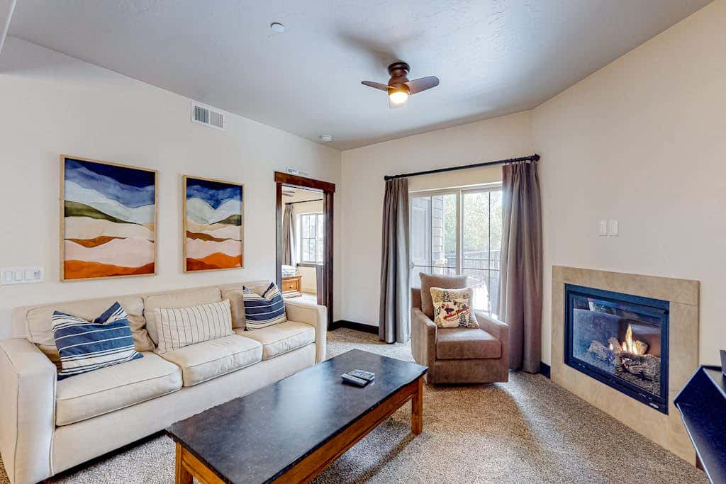 Light-filled condo near Canyons Village with mountain view, pool & hot tubs