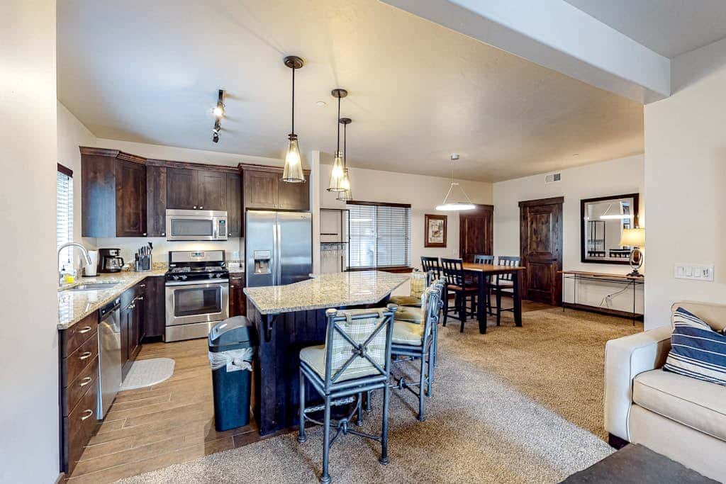 Light-filled condo near Canyons Village with mountain view, pool & hot tubs