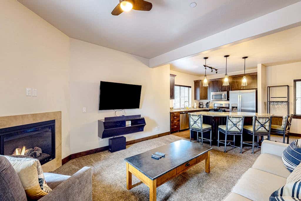 Light-filled condo near Canyons Village with mountain view, pool & hot tubs