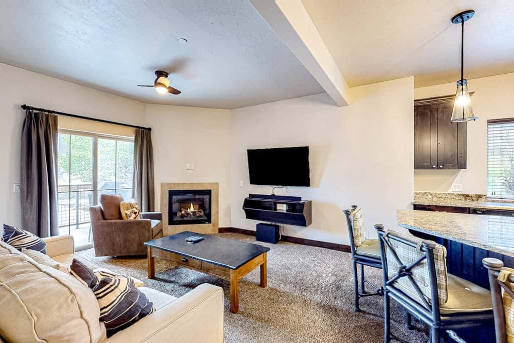 Light-filled condo near Canyons Village with mountain view, pool & hot tubs