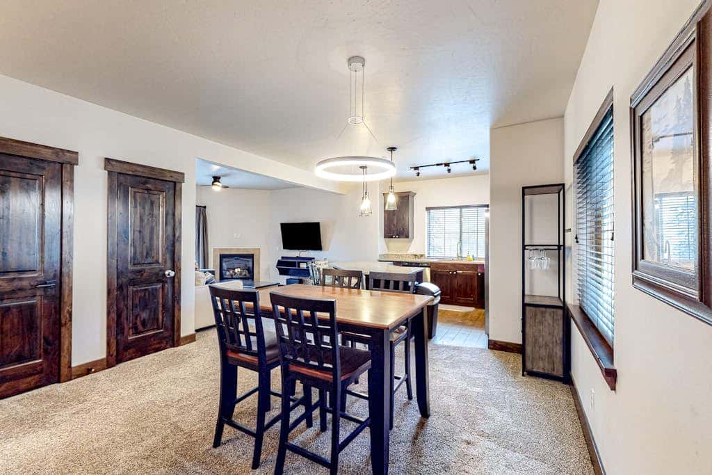Light-filled condo near Canyons Village with mountain view, pool & hot tubs