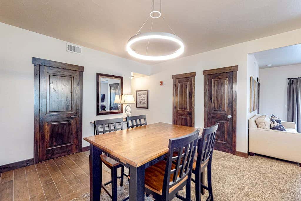 Light-filled condo near Canyons Village with mountain view, pool & hot tubs