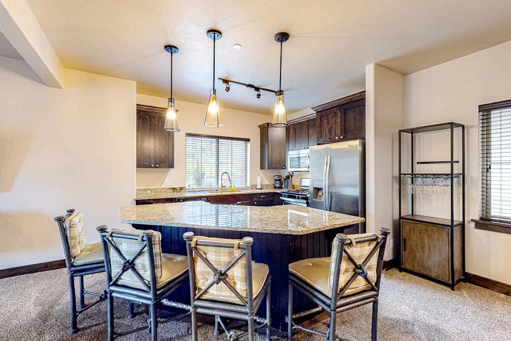 Light-filled condo near Canyons Village with mountain view, pool & hot tubs