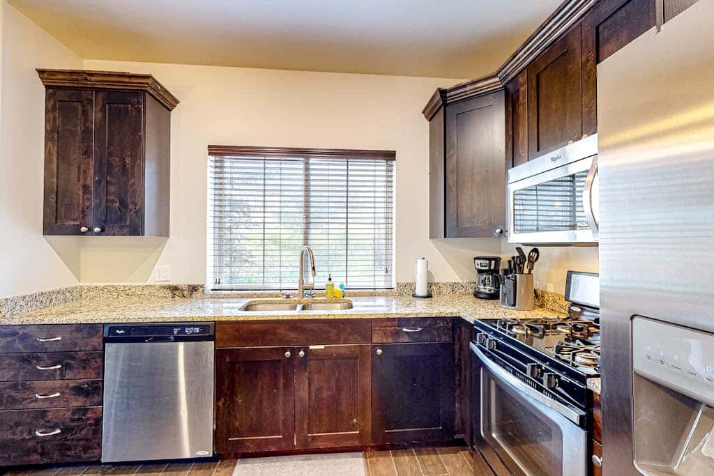 Light-filled condo near Canyons Village with mountain view, pool & hot tubs