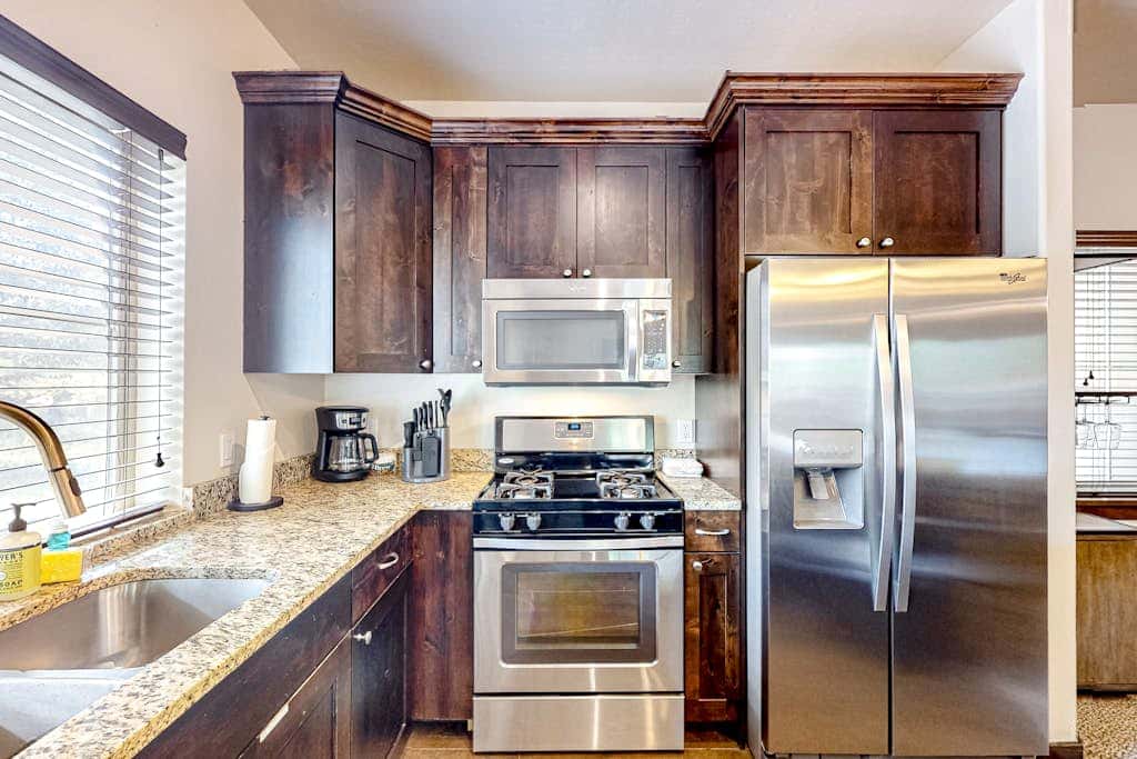 Light-filled condo near Canyons Village with mountain view, pool & hot tubs