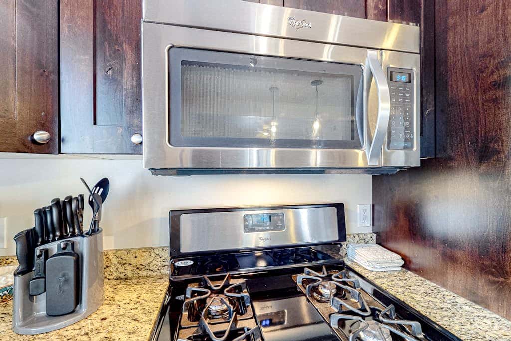 Light-filled condo near Canyons Village with mountain view, pool & hot tubs