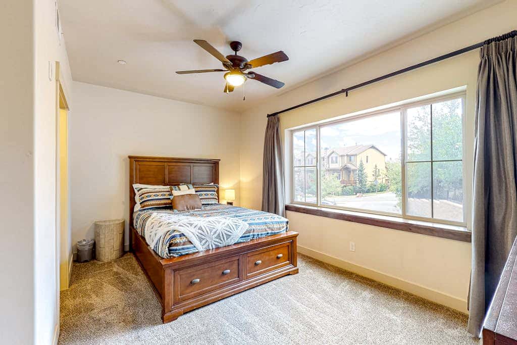 Light-filled condo near Canyons Village with mountain view, pool & hot tubs