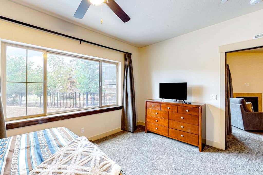 Light-filled condo near Canyons Village with mountain view, pool & hot tubs