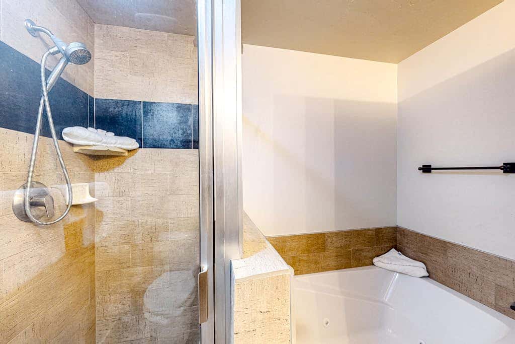 Light-filled condo near Canyons Village with mountain view, pool & hot tubs