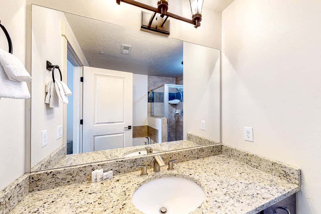 Light-filled condo near Canyons Village with mountain view, pool & hot tubs
