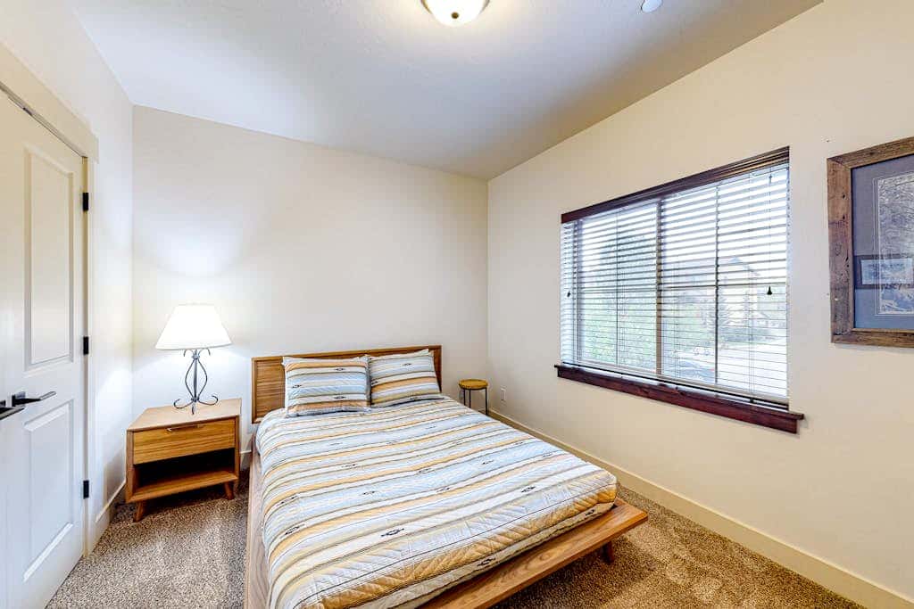 Light-filled condo near Canyons Village with mountain view, pool & hot tubs