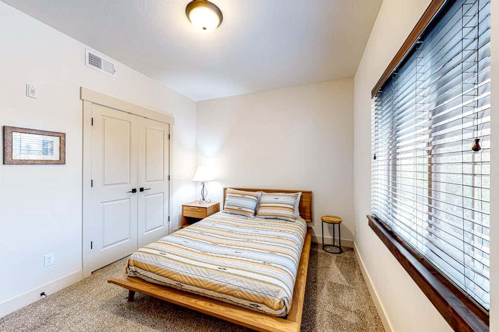Light-filled condo near Canyons Village with mountain view, pool & hot tubs