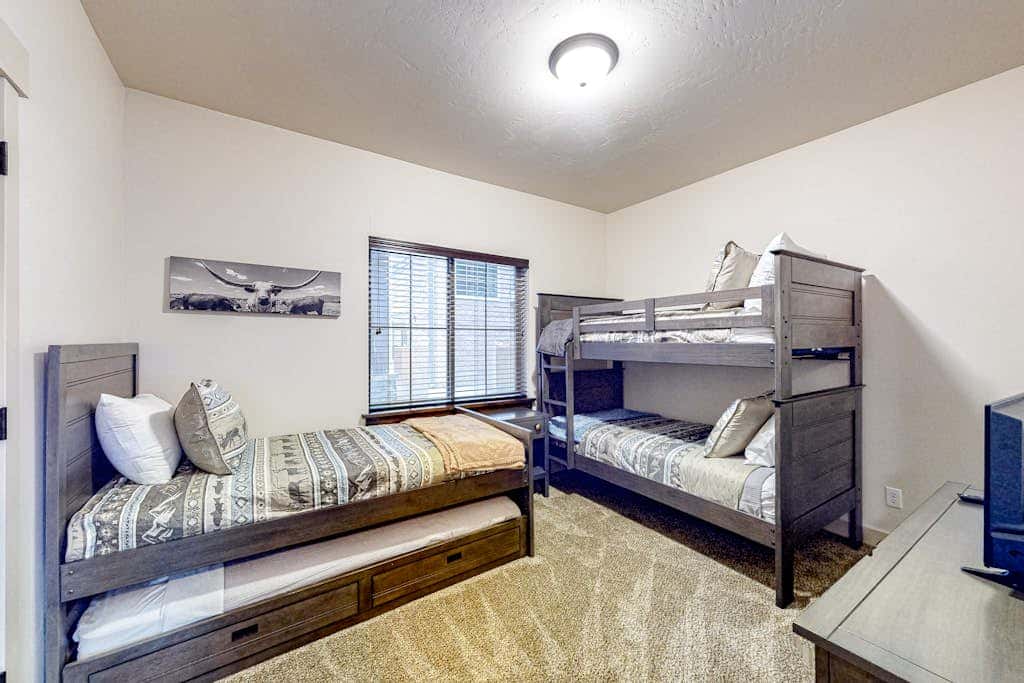 Light-filled condo near Canyons Village with mountain view, pool & hot tubs