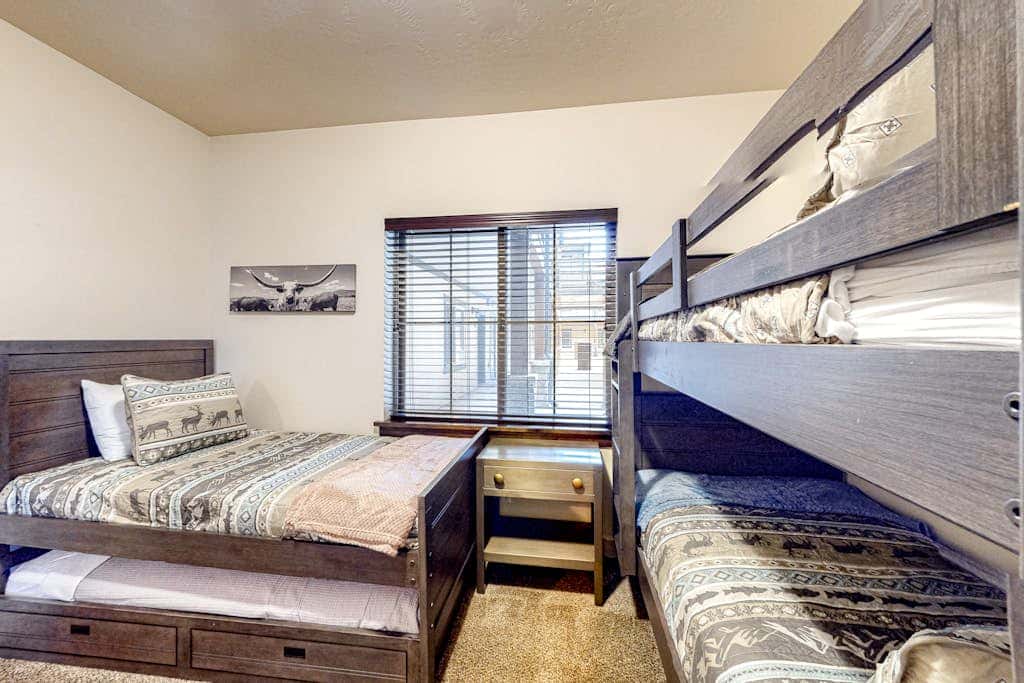 Light-filled condo near Canyons Village with mountain view, pool & hot tubs