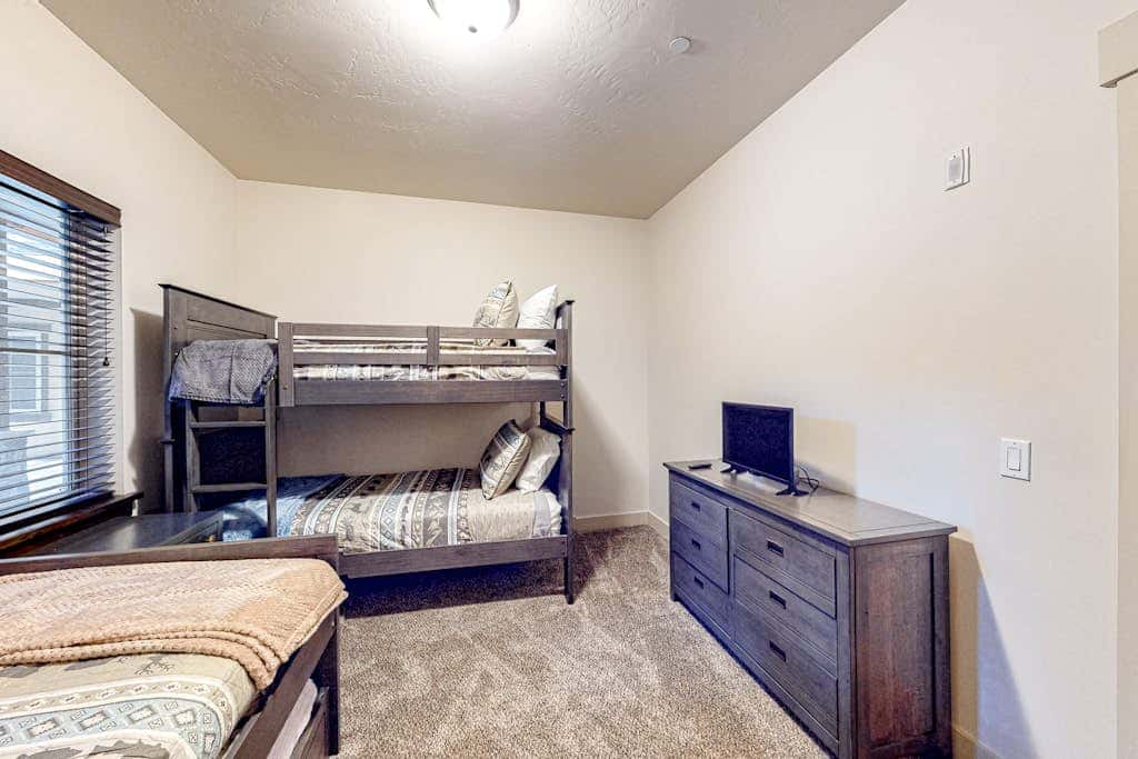 Light-filled condo near Canyons Village with mountain view, pool & hot tubs