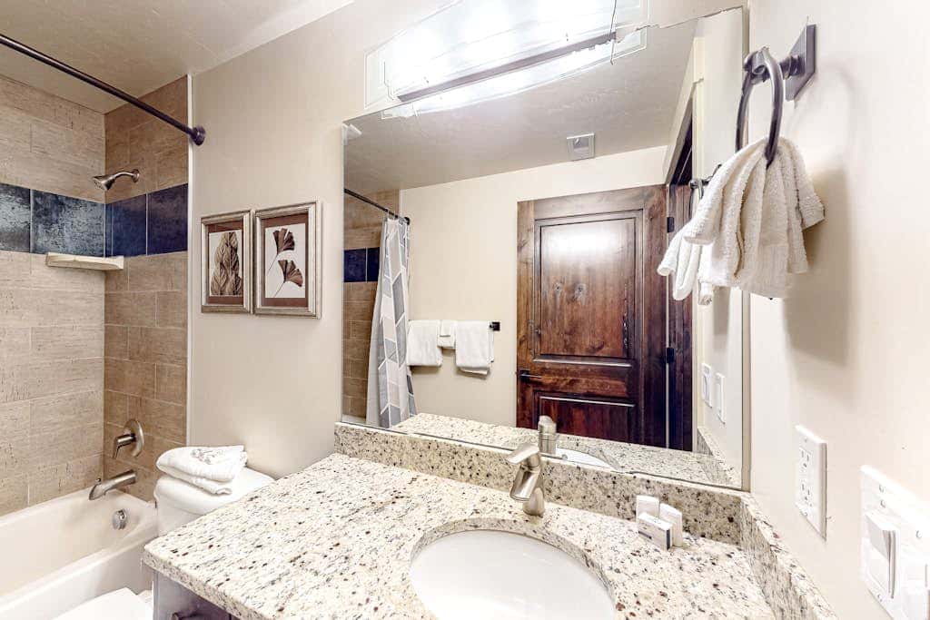 Light-filled condo near Canyons Village with mountain view, pool & hot tubs