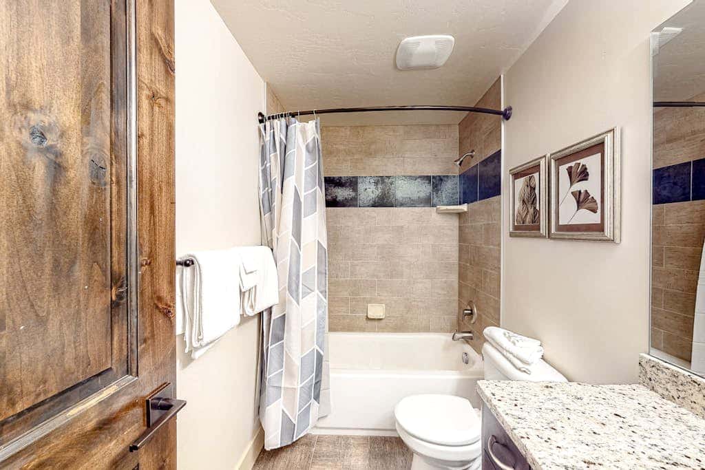 Light-filled condo near Canyons Village with mountain view, pool & hot tubs