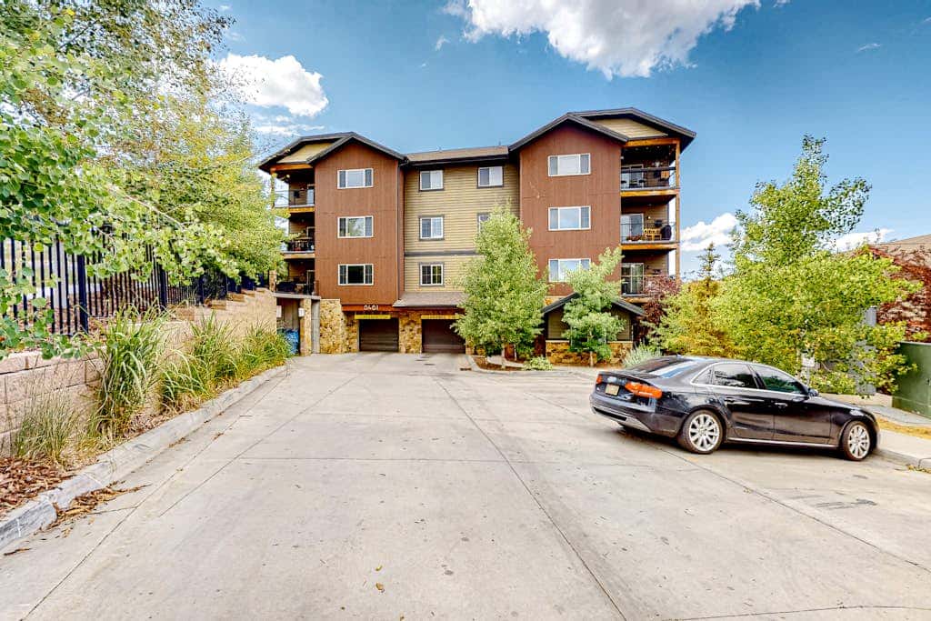 Light-filled condo near Canyons Village with mountain view, pool & hot tubs