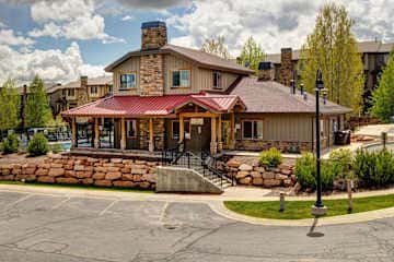 Light-filled condo near Canyons Village with mountain view, pool & hot tubs