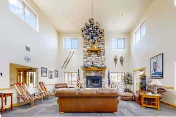 Light-filled condo near Canyons Village with mountain view, pool & hot tubs