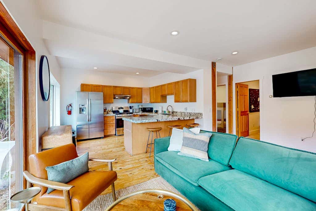 Lower-level home near Main St with private hot tub, patio, ski & mtn views