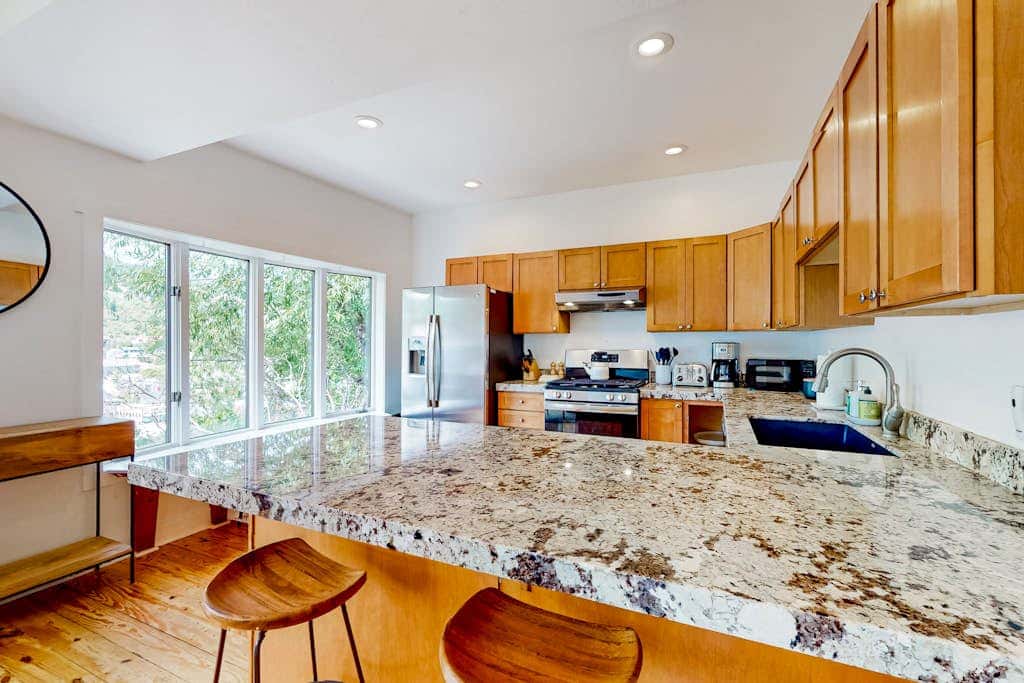 Lower-level home near Main St with private hot tub, patio, ski & mtn views