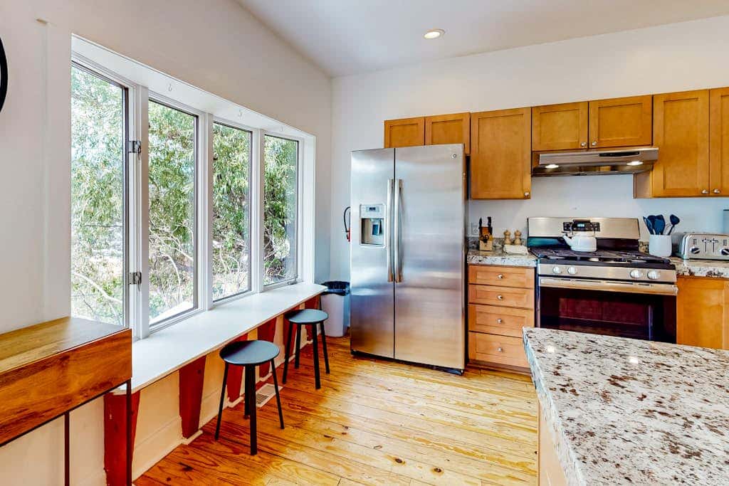 Lower-level home near Main St with private hot tub, patio, ski & mtn views