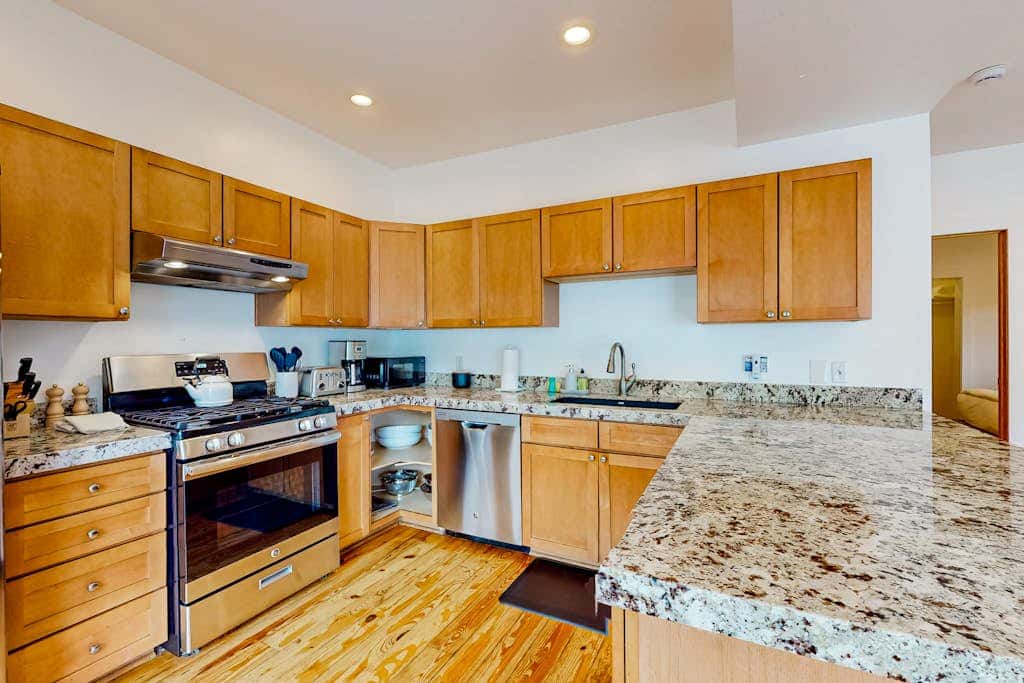 Lower-level home near Main St with private hot tub, patio, ski & mtn views