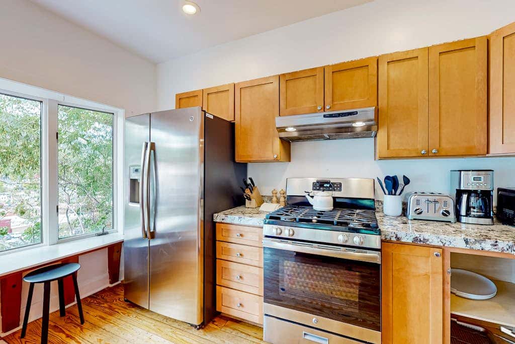 Lower-level home near Main St with private hot tub, patio, ski & mtn views