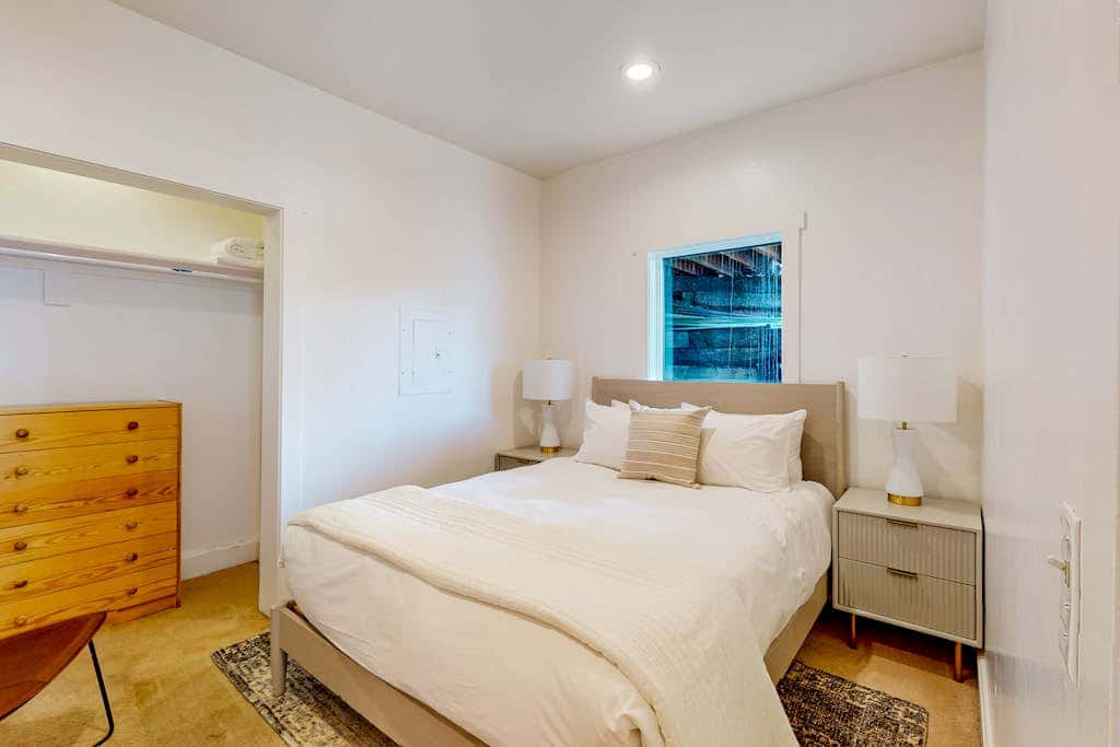 Lower-level home near Main St with private hot tub, patio, ski & mtn views