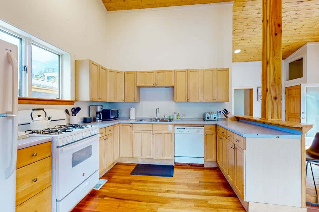 Upper-level home near Main St with private hot tub, deck, ski & mtn views