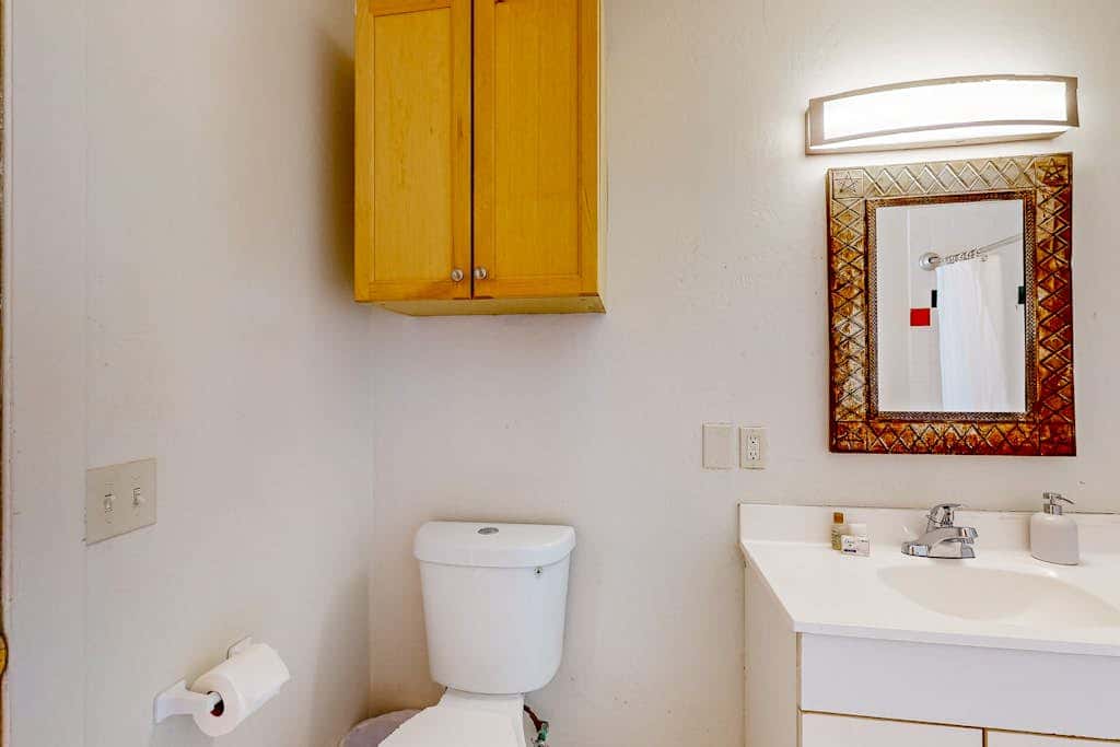 Upper-level home near Main St with private hot tub, deck, ski & mtn views