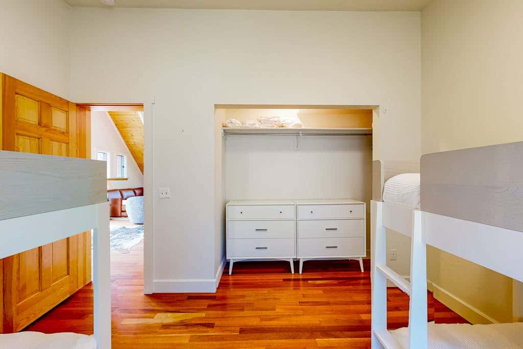 Upper-level home near Main St with private hot tub, deck, ski & mtn views