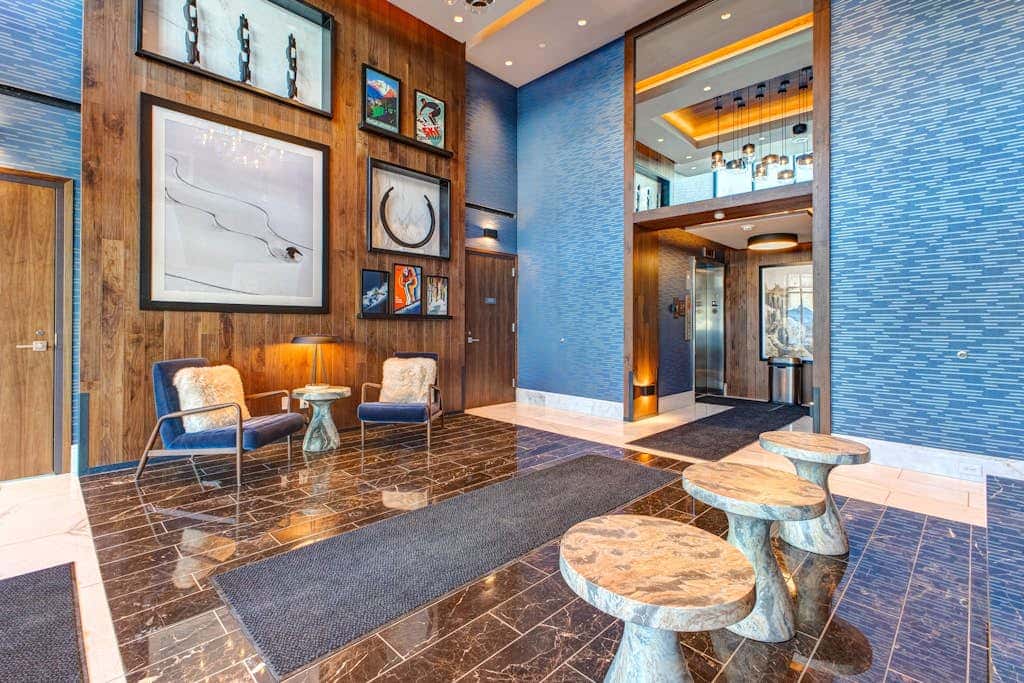 Walk onto Deer Valley gondola in 8 min & heated indoor parking