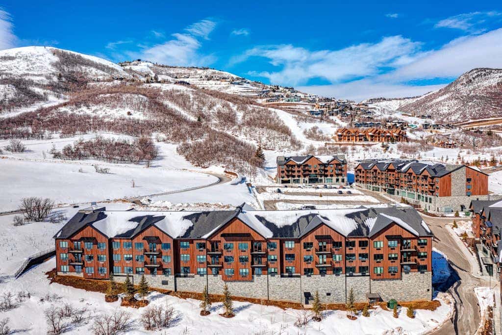 Walk onto Deer Valley gondola in 8 min & heated indoor parking