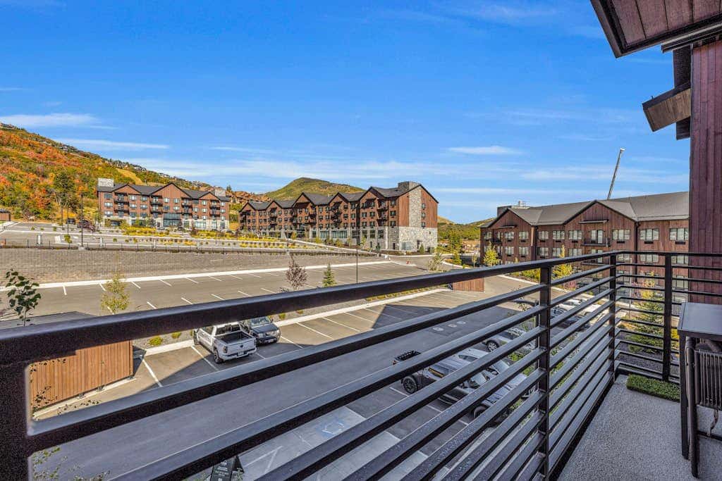 Walk onto Deer Valley gondola in 8 min & heated indoor parking