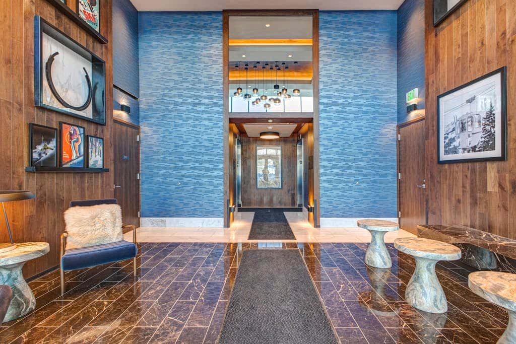 Walk onto Deer Valley gondola in 8 min & heated indoor parking