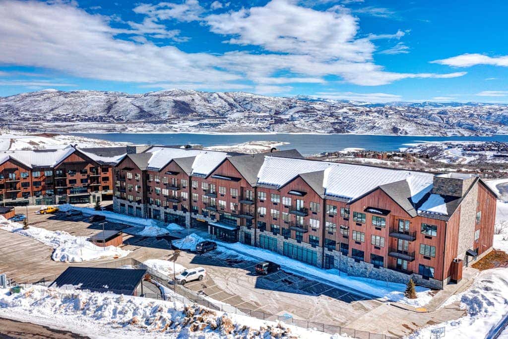 Walk onto Deer Valley gondola in 8 min & heated indoor parking