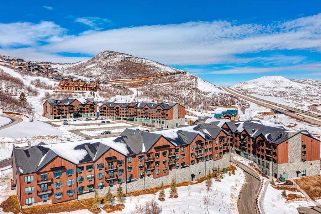 Walk onto Deer Valley gondola in 8 min & heated indoor parking