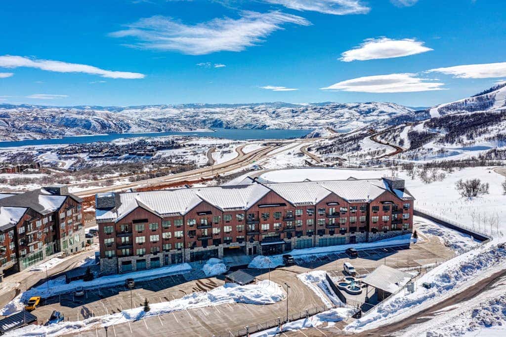 Walk onto Deer Valley gondola in 8 min & heated indoor parking